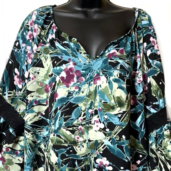 💥FREE W/BUNDLE PURCHASE💥🦋ZAC & RACHEL Pretty Top🦋 - Picture 2 of 7